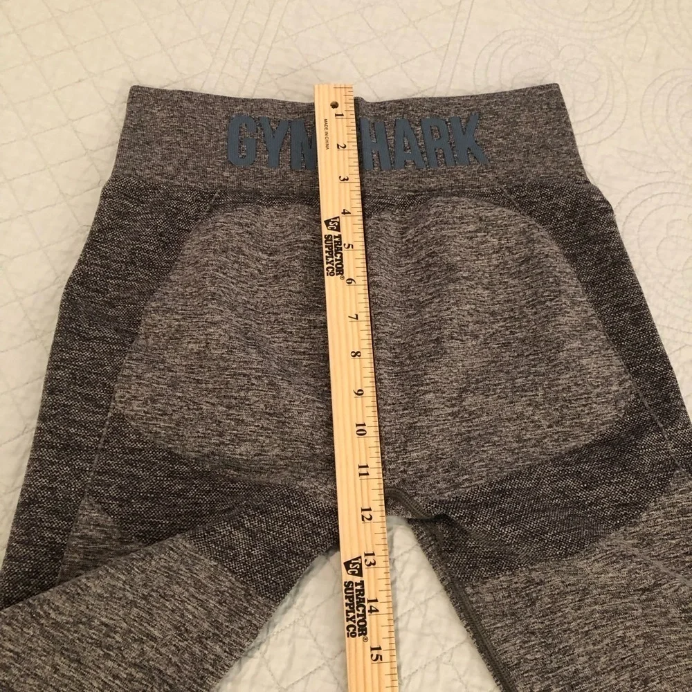 Gymshark Flex high waisted contouring seamless leggings. Women’s size large.